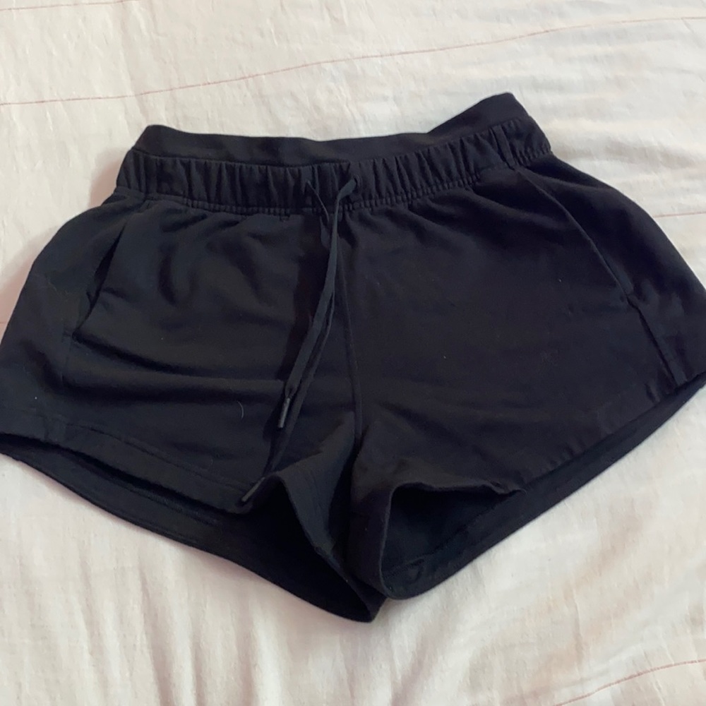 Lululemon inner glow shorts 3"